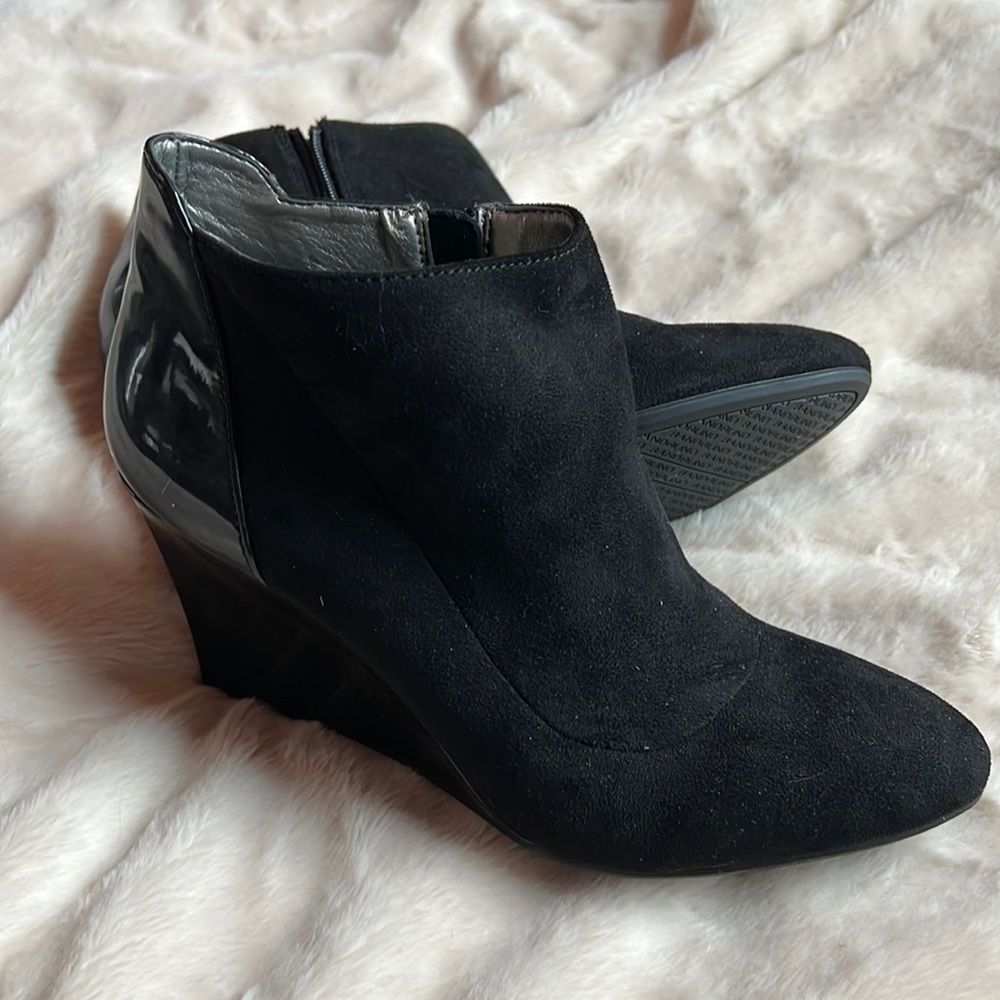 Bandolino W Black Suede and Patent 3 1/4 Wedge heel Size 8.5